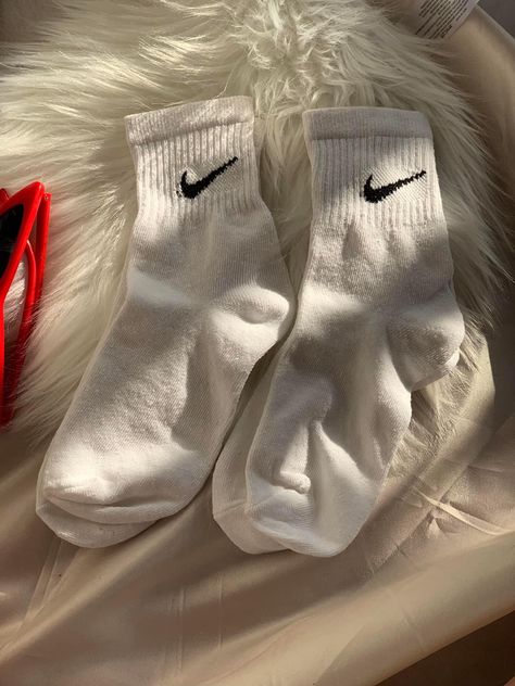 Short Nike Socks, Nike Socks Aesthetic, Outfits Academia, Socks Aesthetic, Sock Outfits, Nike Short, Nike Socks, Sneaker Shoes, Short Socks