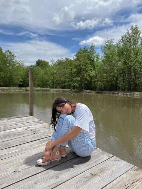 Pose ideas, spring picture idea, cute poses, cute style, trendy girl style, indie style, Jo and Kemp Poses At Lake, Dock Photo Ideas, Poses For Lake Pictures, Cottage Pictures Instagram, Lake Photo Ideas Instagram, Lake Selfies, Poses Near Lake, Cottage Instagram Picture Ideas, Lake Insta Pics