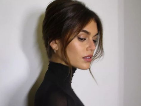 Kaia Gerber Looks Like Her Mom With This '90s Eye Look Eyeliner Shapes, Kaia Gerber, Cindy Crawford, Wedding Hair And Makeup, Bridesmaid Hair, Bun Hairstyles, Up Hairstyles, Hair Inspo, Cute Hairstyles