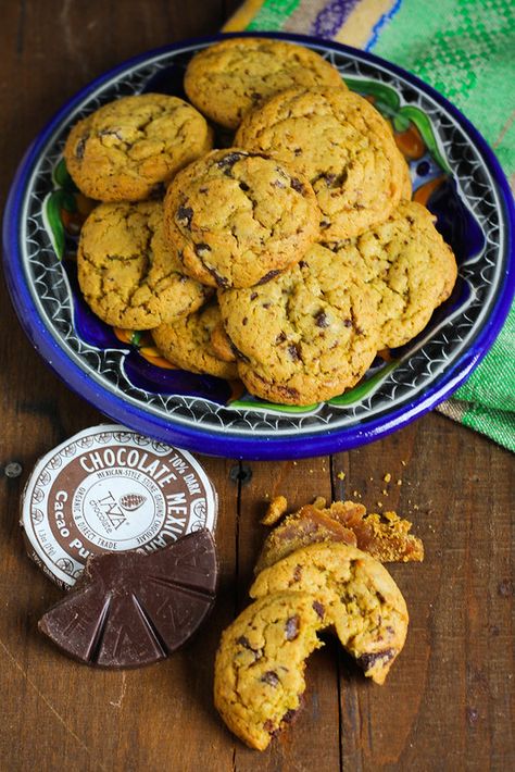 Piloncillo Cookies with Mexican Chocolate ~ Galletas de Piloncillo con Chocolate Mexicano – Flan and Apple Pie Piloncillo Cookies, Piloncillo Recipes, Mexican Cookies, American Foods, Chocolate Scones, Mexican Snacks, Sugar Recipes, Mexican Chocolate, Cookie Tin