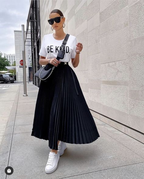 Long Black Pleated Skirt Outfit, Fall Maxi Skirt Outfits, Fall Maxi Skirt, Black Pleated Skirt Outfit, Black And White Outfits, Moda Pinup, Pleated Skirt Outfit, Fall Maxi, Maxi Skirt Outfits