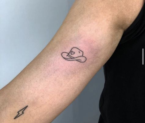 Heart Tattoo Aesthetic, Cowboy Hat Tattoo, Hat Tattoo, Stick Poke Tattoo, Tattoo Cute, Cowboy Tattoos, Cute Tattoo, Small Tats, Tattoo Heart