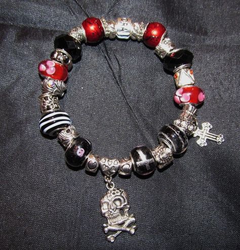 Pandora Bracelet Goth, Goth Beaded Bracelet, Alt Bracelets, Goth Bracelets, Diy Things, Necklace Ideas, Bracelet Ideas, Glitz And Glam, Pandora Bracelets