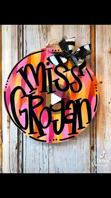 Maegen Holloman on Instagram: "LETTER WITH ME 🫶🏼  #doorhanger #doorhangers #doorhangersofinstagram #teacher #teachers #teacherlife #teachergram #teachersfollowteachers #teacherspayteachers #tpt #teacherdoorhanger #giftideas #lettering #letteringideas #handwriting #asmr #classroom #classroomdecor #love #posca" Round Teacher Door Hanger, Teacher Door Hanger, Teacher Door Hangers, Teacher Door, Teacher Doors, Teachers Diy, Gifts Sign, Teacher Life, Door Wreath