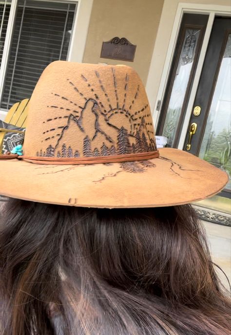 Buffalo Cowboy Hat, Woodburning Felt Hat, Paint Felt Hat, Woodburn Felt Hat, Branded Cowboy Hats, Painted Felt Hats For Women, Painted Cowboy Hats Diy, Custom Burned Cowboy Hat, Felt Hat Design Ideas