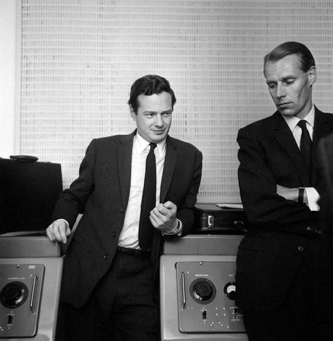 Brian Epstein and George Martin. Manager and Record Producer - two geniuses behind the Beatles Brian Epstein, George Martin, Beatles Pictures, Sgt Pepper, Toni Braxton, The Fab Four, Ringo Starr, George Harrison, Lady And Gentlemen