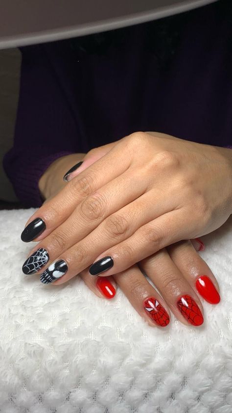 Spiderman and Venon Venom And Spiderman Nails, Venom Inspired Nails, Spiderman Nails Short, Spiderman Nails Designs, Spidey Nails, Venom Nails, Nails Spiderman, Spiderman Nails, Silver Glitter Nails