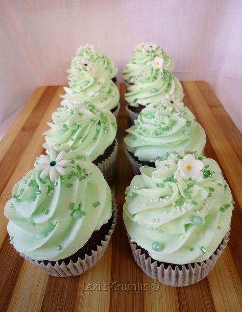 Pastel green cupcakes  www.lexiscrumbs.com Pastel Green Cupcakes, Green Cupcakes Ideas, Sparkle Cupcakes, Green Ice Cream, Green Desserts, Green Cupcakes, Purple Cupcakes, Picnic Birthday Party, Happy Birthday Cupcakes