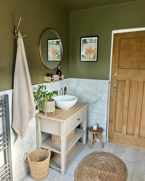 Cosy Bathroom, Toilet Room Decor, Cabin Living Room, Cottage Bathroom, Modern Home Interior Design, Bathroom Tile Designs, Bathroom Color, Bathroom Inspiration Decor, Upstairs Bathrooms