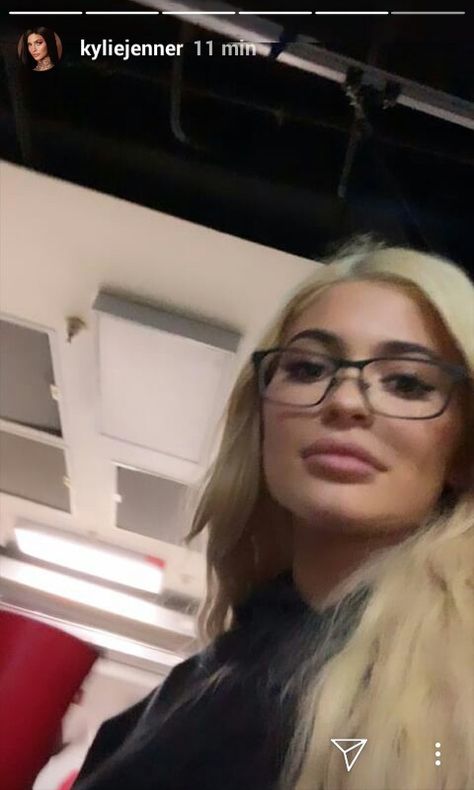 Kylie Jenner Glasses, Kylie Jenner Mirror, Kylie Jenner Snap, La Girl Aesthetic, Kylie Jenner Fans, Kylie Jenner Blonde, Kristen Jenner, Stile Kylie Jenner, Kylie Travis