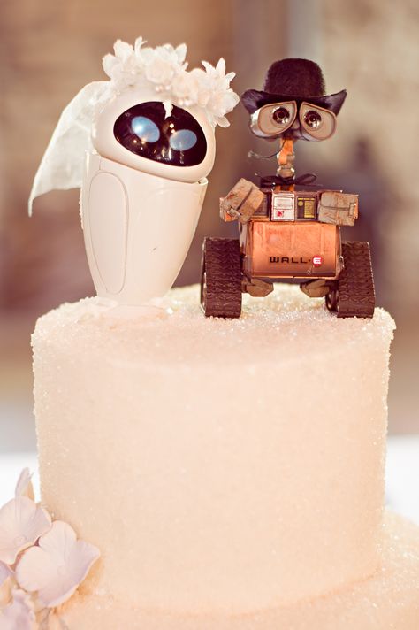 Cute Wall-E and EVE Wedding Cake Top Decorations photo by From the Hip Walle Y Eva, Bridal Cake Topper, Funny Wedding Cakes, Wall E Eve, Disney Wedding Cake, Wedding Cake Toppers Unique, Creative Wedding Cakes, Wedding Cake Tops, Unique Wedding Cakes