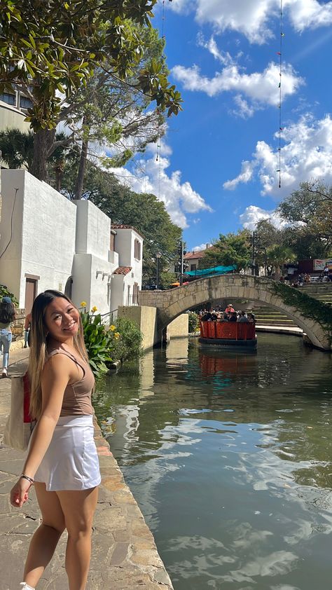 San antonio river walk #picspo #instaphotoideas #instaphoto San Antonio River Walk, San Antonio Riverwalk, Travel Photoshoot, San Antonio River, Texas Photo, Picture Places, Zach Bryan, Pic Pose, Photoshoot Inspo