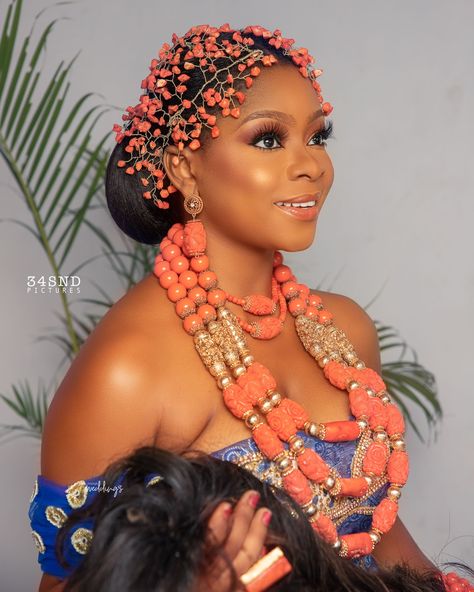 Today’s trad beauty look is a blend of our love for coral beads and subtle glam. Let the pictures inspire you 😍 Photography @34sndpictures  Makeup @eeswatmakeovers Stylist @tobbiestouch Beads & Accessories @glambeadsbyseline Dress @oobiuku Igbo Bride Traditional Weddings, Nigerian Wedding Dresses, Wedding Dresses Styles, Edo Brides, Igbo Traditional Wedding, Nigerian Wedding Dress, Igbo Bride, Nigerian Traditional Wedding, Igbo Wedding