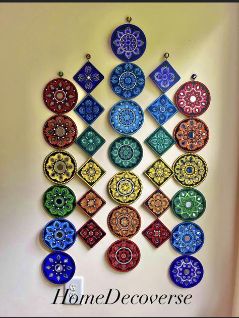 Chakra Art Mandala, Painting Bottles, Lipan Art, Dotting Art, Mandala Book, Diy Wall Decor For Bedroom, Madhubani Paintings, Mandala Jewelry, Hanging Diy