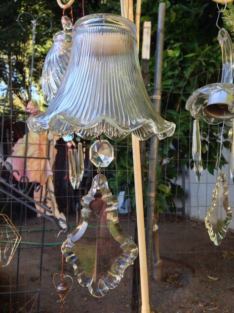 Repurposed chandelier parts Carillons Diy, Glassware Garden Art, Glassware Crafts, Diy Wind Chimes, Garden Whimsy, Outdoor Crafts, Glass Garden Art, Glass Garden, Glass Flowers