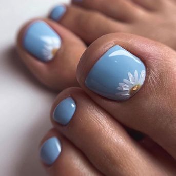 Spring Toe Nails: Seasonal Splendor at Your Feet Sunflower Toenails, Daisy Pedicure, Spring Toe Nails, Feet Manicure, Blue Toe Nails, Spring Pedicure, Ideas Uñas, Toenail Designs, Gel Toe Nails