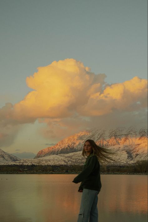 Montana Travel Aesthetic, Aesthetic Mountain Pics, Mountain Woman Aesthetic, Montana Instagram Pictures, Outdoor Film Photography, Mountain Girl Aesthetic, Spring Hiking Outfits, Montana Aesthetic, Mountain Photoshoot