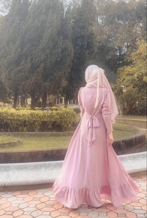 #coquette #hijabfashion #aesthetic Hijabi My Melody, Coquette Muslim Outfit, Pink Abaya Aesthetic, Pink Muslim Aesthetic, Pink Hijab Aesthetic, Hijabi Coquette, Coquette Hijab, Hijabi Aesthetic Outfits, Black Hijabi Girl