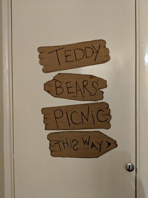 Bear Themed Decorations, Bear Theme Party Decoration, Teddy Bear Picnic Snacks, Diy Bear Birthday Decorations, Teddy Bear Photo Booth, Teddy Bear Picnic Aesthetic, Teddy Bear Picnic Sign, Teddy Bear Picnic Decorations, Teddy Bear Party Food