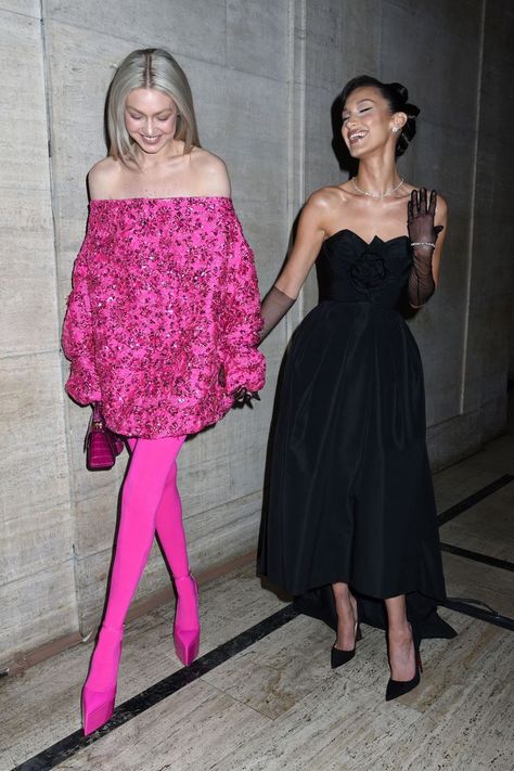 Gigi and Bella Hadid in trendy heels at the 2022 Prince's Trust Gala in New York. Valentino Heels Outfit, Black Platform Heels Outfit, Pointy Heels Outfit, Pink Boots Outfit, Pink Heels Outfit, Platform Pumps Outfit, Valentino Mini Dress, Platform Heels Outfit, Heels Outfits Dress