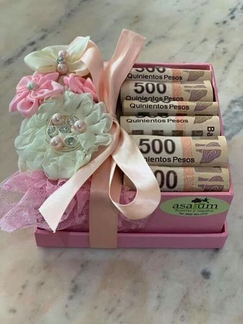 Cute Money Gift Ideas, Pakiranje Poklona, Small Money Bouquet, Money Bouquet Ideas, Bucket Balon, Money Bouquets, Paper Origami Flowers, Candy Bouquet Diy, Diy Bouquet Wrap