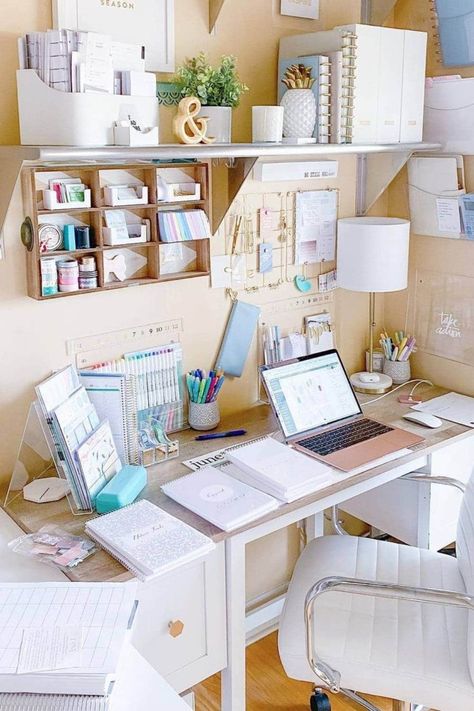 Stationery and office supplies are necessary, but they can make an office desk look seriously untidy. If you have this problem, use boxes, trays or a desk tidy to organize your most essential stationery and documents. Choose a tray or tidy that compliments the theme of your home office set up; so that it becomes part of your decor. 11+ Home Office Organization Ideas, Hacks & Tips Bedroom Desk Organization, Home Office Organization Ideas, Desk Organization Ideas, Office Organization Ideas, Home Office Set Up, Desk Organisation, Study Desk Decor, Desk Inspiration, Geek Decor