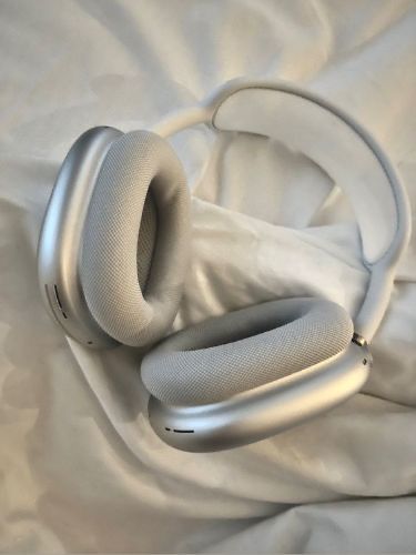 Aesthetic White AirPod Max 🎧💫, AirPod Max Outfits, Clean Girl Essentials, That Girl Wishlist, Aesthetic Headphones, Wireless Headphones, White Headphones, Apple Earphones, Vanilla Girl Essential, Vanilla Girl Aesthetic, Wishlist Comfortable Headphones, Headphones For Iphone, Apple Earphones, Cute Headphones, Apple Headphone, Apple Air, White Headphones, Airpods Max, Smart Case