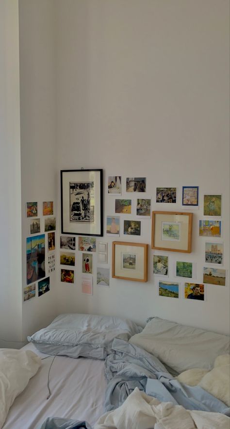 Photo Wall Collage Without Frames, Wall Behind Bed Decor Ideas Aesthetic, What To Do With A Plain Wall In Bedroom, Minimalist Photo Wall Bedroom, Bedroom With Prints On Wall, Ledge Decorating Ideas Bedroom, Tilted Walls Bedroom, Diy Above Couch Wall Decor, Decorate Walls In Bedroom