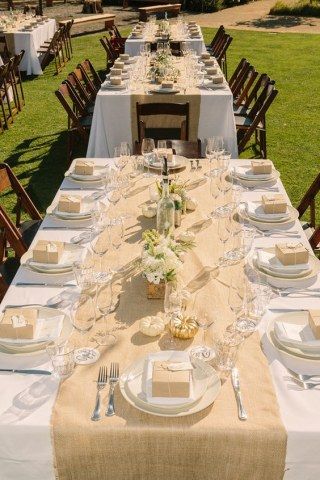 La decoración de las mesas del banquete Outdoor Dinner Party, Wedding Runner, Tafel Decor, Rustic Wedding Table, Communion Party, Outdoor Dinner, Burlap Wedding, Long Table, Event Styling