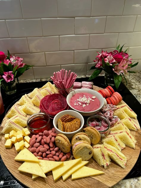 Pink color board. Pink party food. Pink themed party snack. Pink Party Food Table Display, Plater Ideas Party Platters, Savoury Pink Foods, Pink And Blue Charcuterie Board, Pink Party Food Savoury, Pink Cheese Board, Pink Food Boards For Parties, Pink Dessert Board, Pink Themed Charcuterie Board