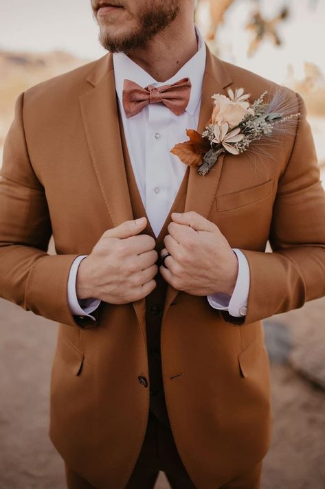 Rust Colored Groom Suit, Rust Suit Men Wedding, Copper Wedding Suit, Rust Wedding Suit Groom, Earth Tone Tuxedo Wedding, Copper Suit Wedding, Mens Tuxedo Wedding Boho, Boho Suits Men Groom Outfit, Desert Wedding Groomsmen