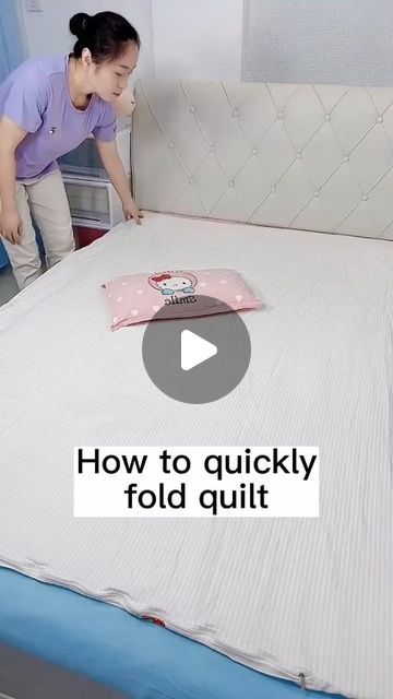 Konmari Folding, Folding Hacks, Folding Fitted Sheets, Folding Ideas, House Hacks, Storing Blankets, How To Fold Towels, Folding Laundry, Folding Beds