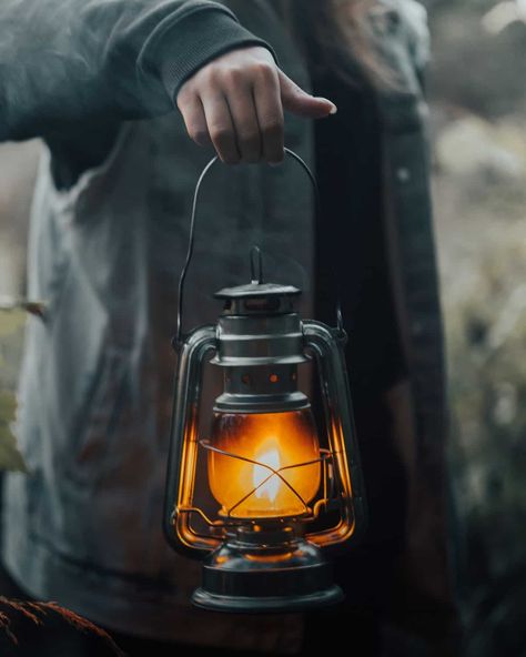 Best Outdoor Solar Lanterns (2022) - The Sustainable Living Guide Lantern Photography, Fireplace Video, Railroad Lanterns, Old Lanterns, Vintage Wall Sconces, Old Lamps, Vintage Lanterns, Wall Lighting Design, Solar Lanterns