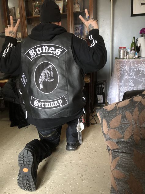 Motorcycle Gang Aesthetic, Biker Gang Jacket, Vagos Mc Motorcycle Clubs, Bandidos Motorcycle Club, Biker Lifestyle Old School, Leather Fashion Men, Motorcycle Gang, Biker Vest, Biker Gang