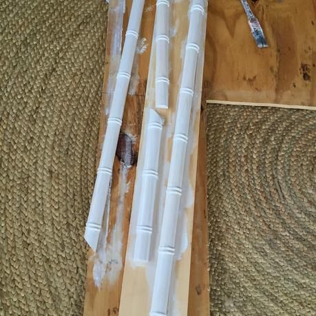 DIY: Faux Bamboo Moulding - Paperblog Diy Faux Bamboo, Bamboo Moulding, Bamboo Molding, Tiki Ideas, Moulding Ideas, Bamboo Furniture Diy, Tropical Classroom, Diy Furniture Upholstery, Bamboo Diy