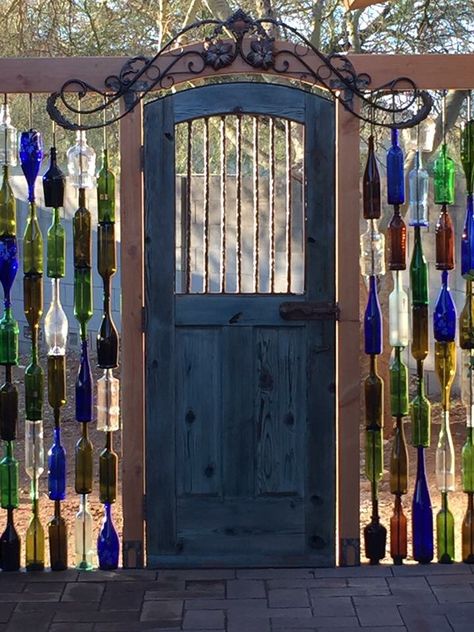 Wine bottle wall Glass Bottle Ideas, Wine Bottle Fence, Wine Bottle Wall, Backyard Beach, Bottle Ideas, Backyard Privacy, Diy Fence, Bottle Wall, Garden Art Sculptures Diy