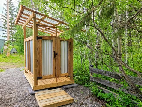 Backyard Bathhouse, Glamping Bathroom, Outside Shower Ideas, Farmhouse Backyard, Toilet Outdoor, Outside Showers, Outdoor Shower Enclosure, Outdoor Shower Diy, Outdoor Bathroom Design