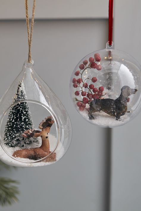 Diy Christmas Baubles, Fillable Baubles, Glass Bauble, Christmas Scene, Christmas Mood, Christmas Crafts For Kids, Homemade Christmas, Christmas Crafts Diy, Diy Christmas Ornaments