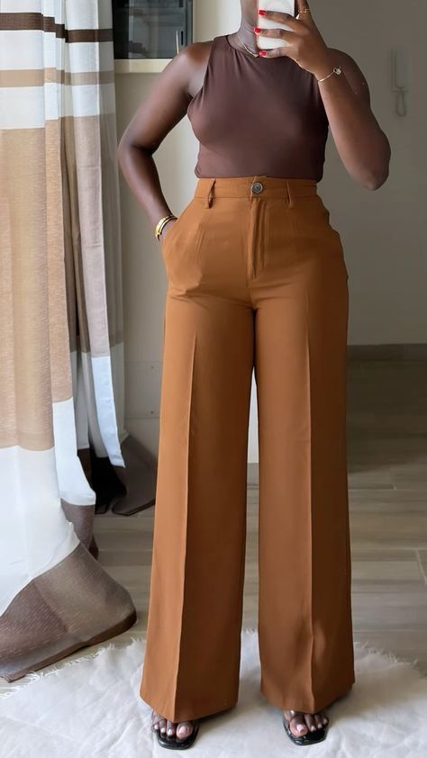 Outfits With Tan Pants, Old Money Trousers, Work Bottoms, Smart Professional, Outfits Bonitos, South African Traditional Dresses, Office Closet, Official Dresses, Trousers Plus Size