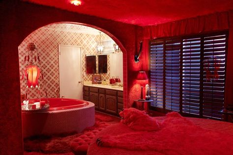 Old Hollywood Houses Exterior, Pink Midcentury Modern, Eccentric Interior, Old Hollywood Regency, Hollywood Bathroom, Pink Mustang, The Pink Palace, 80s House, Bathtub Surround