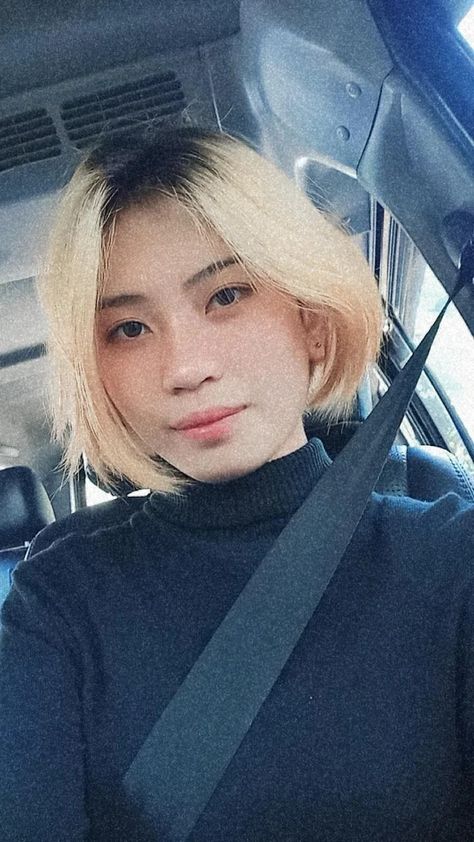 Blond Hair With Black Roots, Blonde Hair With Black Roots, Blonde Hair Black Roots, Hair With Black Roots, Blonde Hair With Black, Blonde Hair With Roots, Bleached Shorts, Bleach Blonde Hair, Black Roots