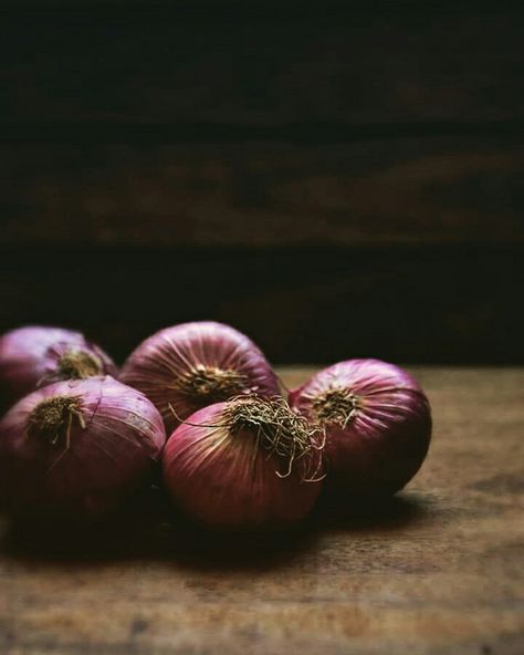 Red onions Red Onion Aesthetic, Onions Aesthetic, Onion Aesthetic, Onion Photography, Shrek Aesthetic, Food Composition, Ingredients Photography, Food Photography Composition, Onion Leeks