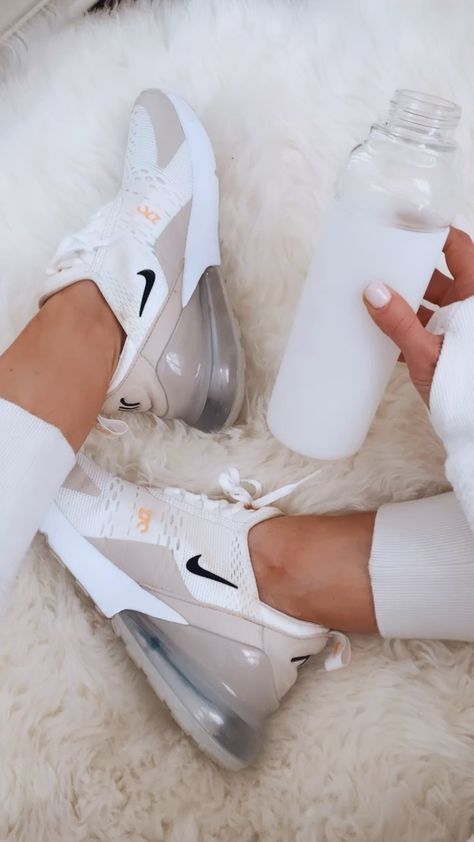 Nike Shoes Lifestyle, Feminine Tennis Shoes, Cute Workout Shoes, Lifestyle Shoes Women, Cute Gym Shoes, Trendy Shoes For Women, Wallpaper Nike, Nike Gym Shoes, Nike Athletic Shoes