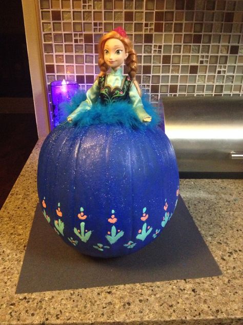 Anna from Frozen pumpkin! Frozen Pumpkin Decorating, Anna Pumpkin, Ariel Pumpkin, Pumpkin Hunt, Storybook Pumpkin, Pokemon Pumpkin, Book Character Pumpkins, Pumpkin Character, Kid Costumes