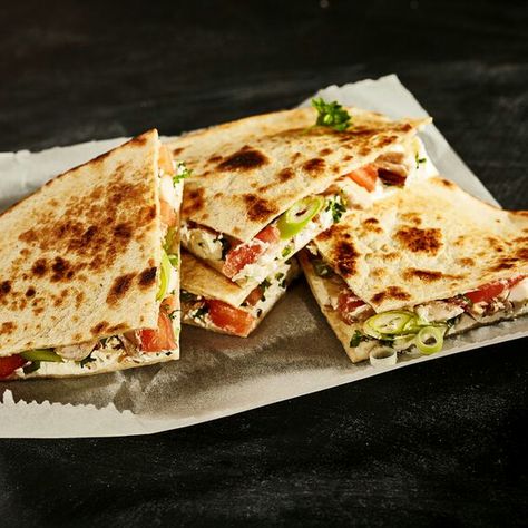 https://jimezdrave.cz/recepty/podle-kategorie/obedy-a-vecere/quesadilla-791/ Red Pepper Recipes, How To Make Quesadillas, Chicken Quesadilla Recipe, Hot Cheese, Quesadilla Recipes, Chicken Quesadillas, Grandmas Recipes, Super Easy Recipes, Cheesy Chicken