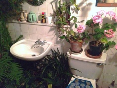 Grunge Bathroom Aesthetic, Grunge Bathroom, Cute Grunge, Bathroom Aesthetic, Bathroom Images, Sweet Cheeks, Apartment Life, Plant Mom, Dream Rooms