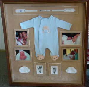 Display objects instead of photos. Show off and preserve meaningful objects like souvenirs, baby clothes, and family heirlooms. Putting them behind glass will help protect them and display them. Newborn Shadow Box, Perlengkapan Bayi Diy, Baby Shadow Box, Baby Keepsakes, Diy Bebe, Foto Baby, Baby Tips, Baby Diy, Baby Memories