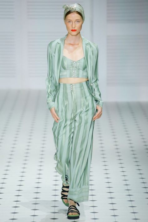 Temperley London | Spring 2018 Ready-to-Wear Outfits With Jordan 1s Fashion Styles, Green Clothes, Latest Summer Fashion, London Fashion Weeks, Color Trends Fashion, Summer Trends Outfits, London Spring, Temperley London, Fashion Dresses Casual