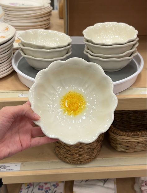 Cute bowl in the shape of a flower. Flower Bowl Ceramic, Flower Ceramic Bowl, Cooking Aesthetics, Forest Apartment, Bowl With Flowers, Ceramic Ring Dish, Handmade Ceramics Plates, Dining Ware, Kitchen Organization Pantry