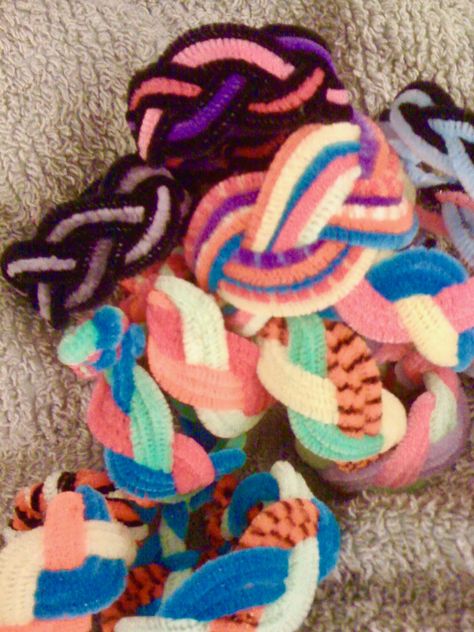 Pipe Cleaner Bracelets With Beads, Pipe Cleaner Bracelets, Clown Core, Cleaning Lady, Bracelets Patterns, Diy Friendship Bracelets Patterns, Friendship Bracelets Diy, Toddler Fun, Pipe Cleaner